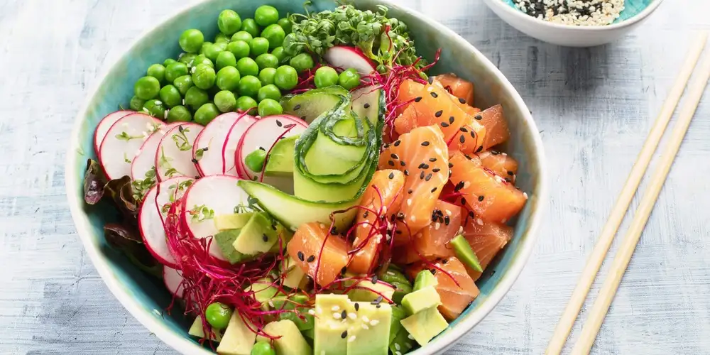 Poke bowl con tartare di salmone, mango, edamame, avocado, Wakame,  cetriolo, crunch e alghe nori - Foto di Baka by Roberta Bacarelli, Napoli -  Tripadvisor