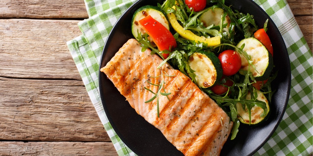 Lachs auf Gemüsebett mit Zitrone