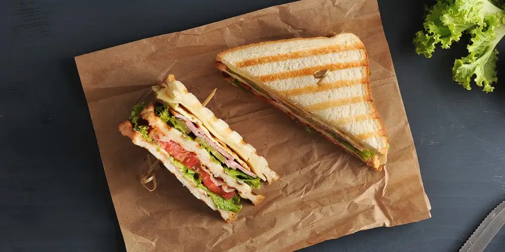 Club sandwich with turkey breast and avocado - recipe | FoodPal