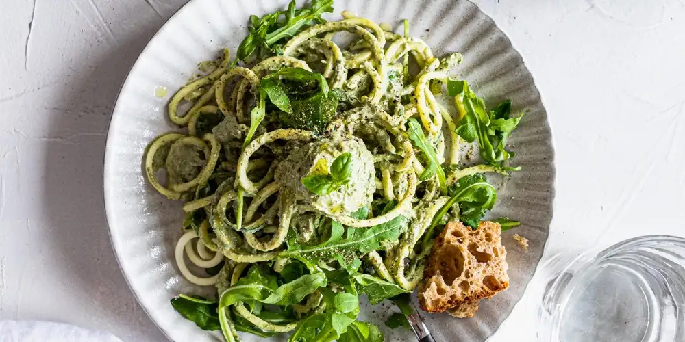 Zucchini noodles a la carbonara - recipe | FoodPal